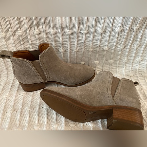 Lucky Brand Chelsea Boots - Picture 3 of 4